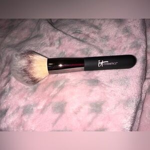 It cosmetics brush